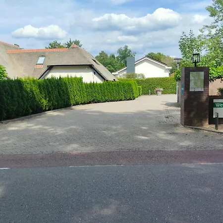 With Balcony In Veluwe Chalet Garderen